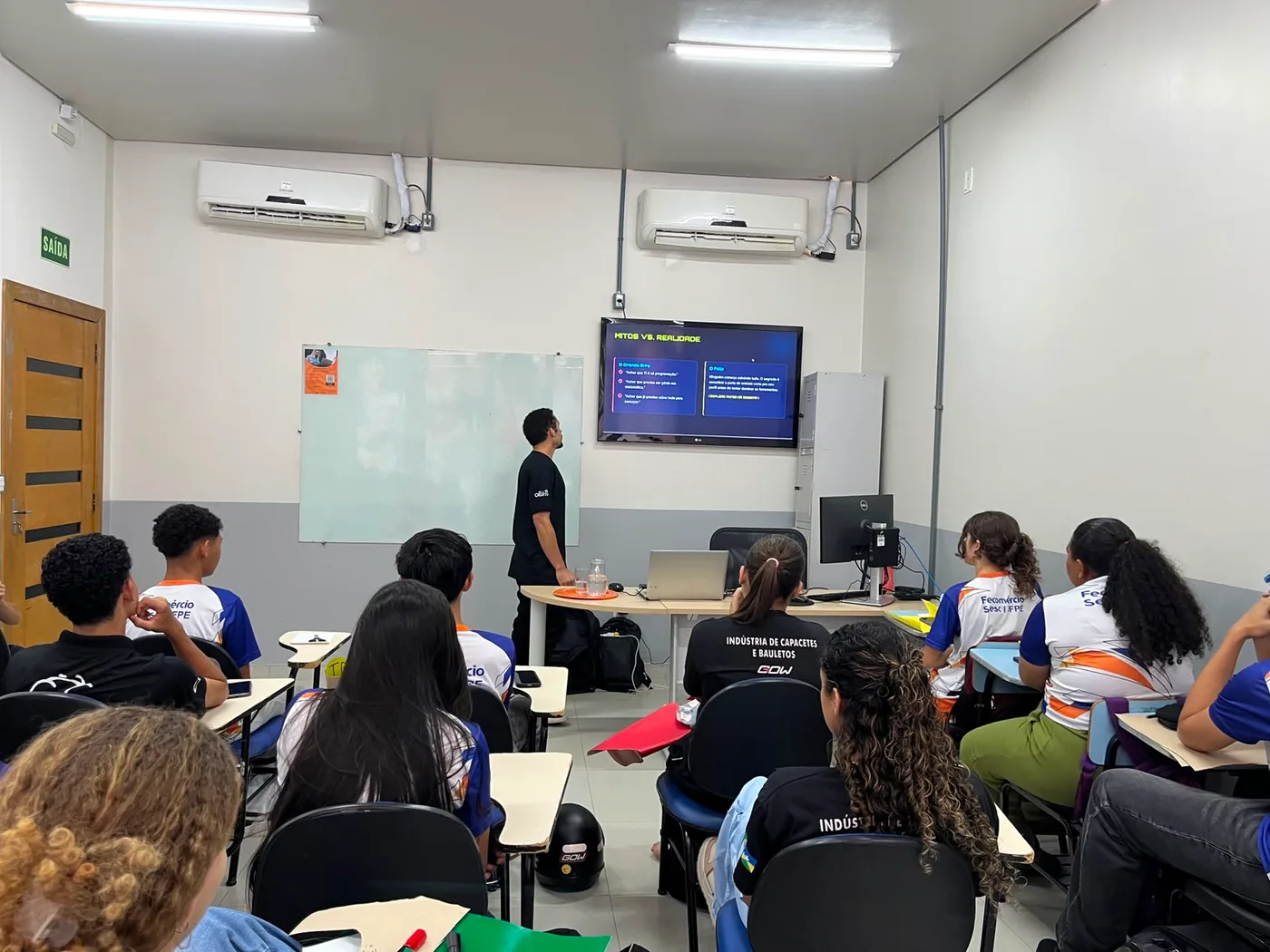 Apresenta&ccedil;&atilde;o sobre tecnologia para uma turma de estudantes