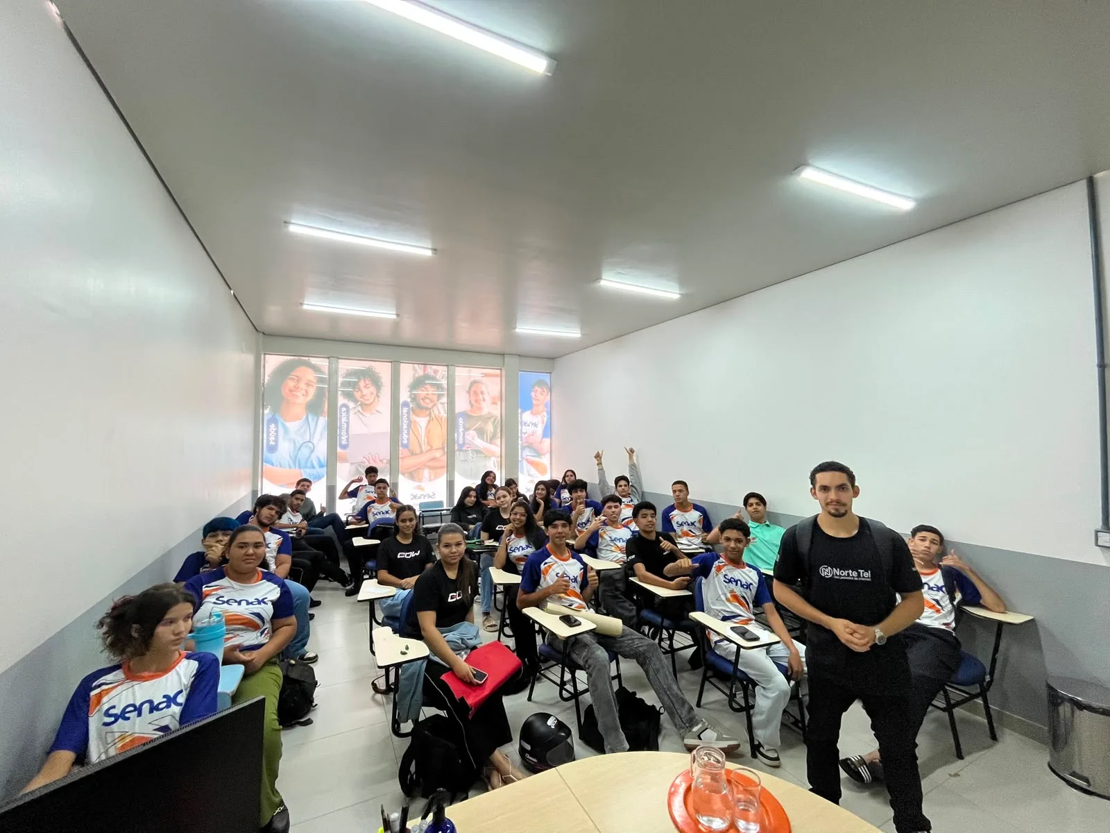 Estudantes reunidos durante uma apresenta&ccedil;&atilde;o do Rota TI