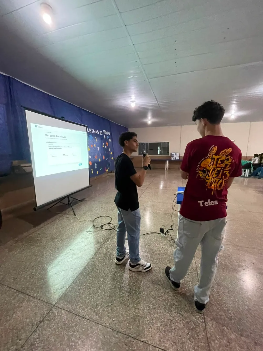 Estudante participando de uma demonstra&ccedil;&atilde;o do quiz Rota TI